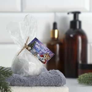 Бомбочка для ванны из гималайской соли "Счастливого Нового года" с эфирным маслом миндаля,140г