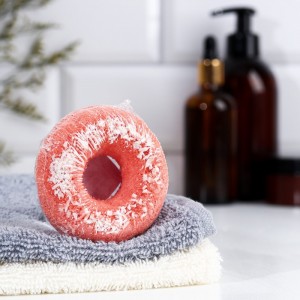 Бомбочка для ванны шипучая "Пончик с кокосовой посыпкой" красный микс 7013341